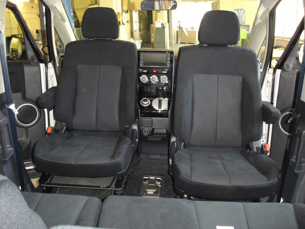 デリカ D:5 専用 フロントターンシート開発中 | MDF EQUIPMENT